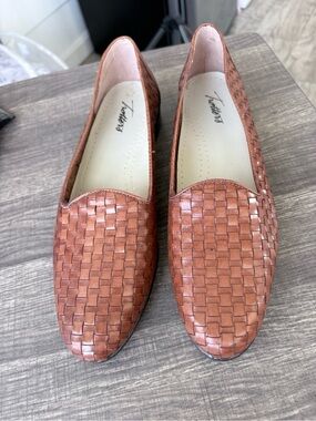Trotters women’s Woven Leather Loafers in Brown